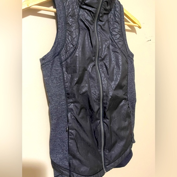 Lululemon Women’s Lightweight Full Zip Up Vest Dark Grey Size 4 - Picture 3 of 6